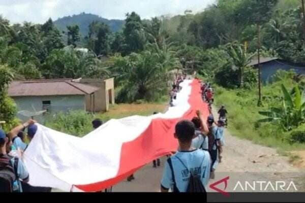 HUT RI, Bendera Merah Putih 77 Meter Berkibar di Bukit Serindu