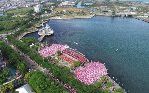 Penampakan Anjungan Pantai Losari Diselimuti Bendera Merah Putih Sepanjang 5.005 Meter