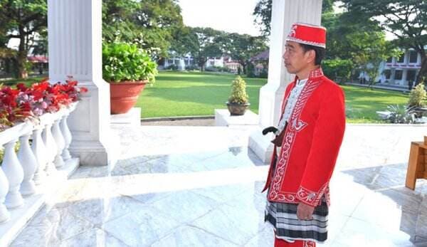 Ini Makna Mendalam di Balik Pakaian Adat Buton yang Dipakai Jokowi di HUT ke-77 RI