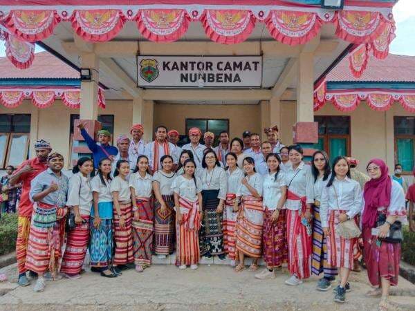 Unik, Para Kades dan Camat Nunbena TTS Kenakan Pakaian Adat Mollo Corak Merah Putih Rayakan HUT RI Unik, Para Kades dan Camat Nunbena TTS Kenakan Pakaian Adat Mollo Corak Merah Putih Rayakan HUT RI