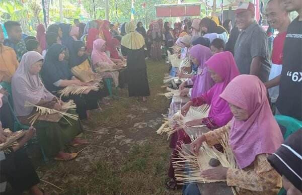 Rayakan Kemerdekaan Indonesia, Emak-Emak di Kebumen Lomba Membuat Anyaman Bambu