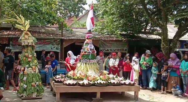 Peringati HUT RI ke 77, Warga di Pangandaran Membuat Gunungan Tumpeng Setinggi Dua Meter