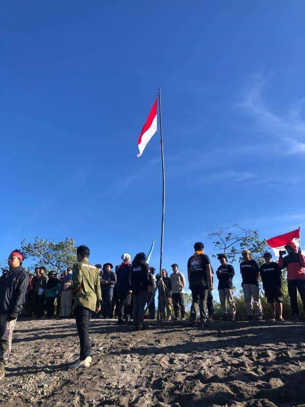 1.028 Pendaki Peringati HUT RI ke 77 di Ketinggian 1.731 Gunung Kelud