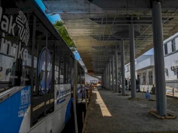 Heboh Kedai Kopi di Tengah Desakan Penumpang Halte Busway, PT Transjakarta Angkat Bicara!