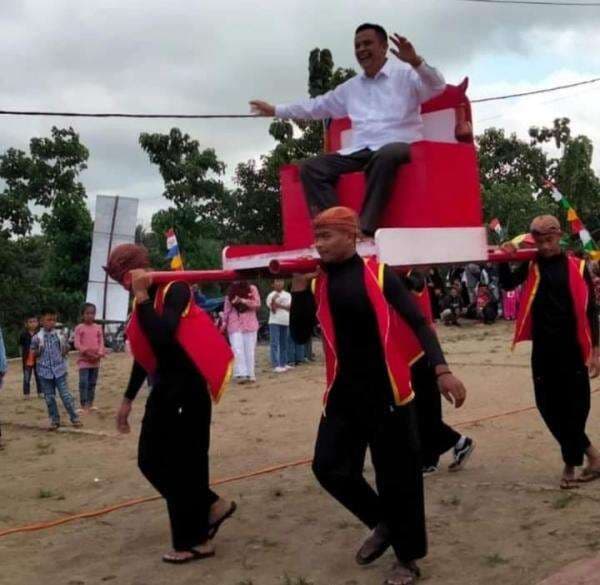 HUT RI Ke-77, Camat Naringgul Diarak Warga Naik Kursi Tandu Merah Putih, Di iringi Jaipong