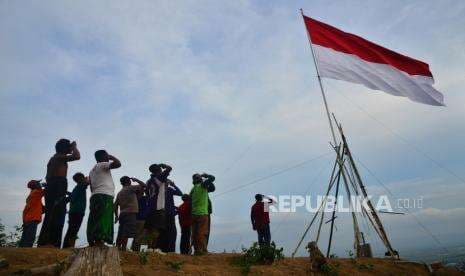 Hukum Hormat kepada Bendera Merah Putih Sama Seperti Mencium Hajar Aswad Hukum Hormat kepada Bendera Merah Putih Sama Seperti Mencium Hajar Aswad