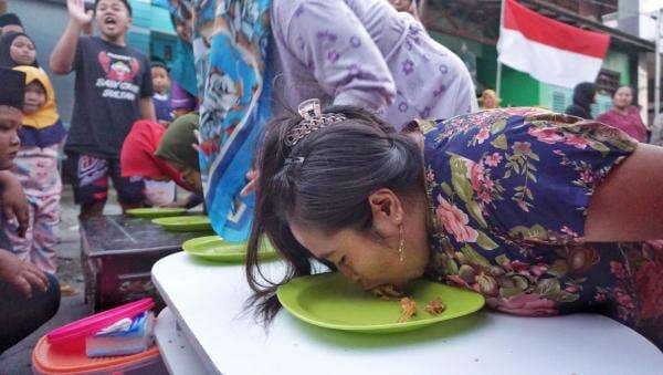 Serunya Lomba Makan "Baby Crab" di Kampung Nelayan Gresik