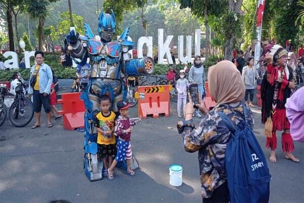 Suka Duka Cosplayer, Bawa Kostum Pakai Motor Hingga Hibur Pengunjung CFD