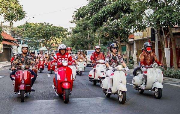 Keren, Crazy Rich Surabaya dan Armuji Naik Vespa Merah dan Putih Keren, Crazy Rich Surabaya dan Armuji Naik Vespa Merah dan Putih