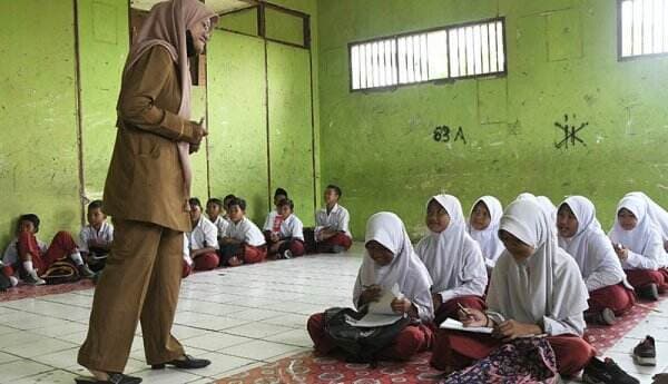 Sekolah SD Negeri Bekasi Sudah 5 Tahun Tidak Punya Meja-Kursi, Murid Belajar di Lantai