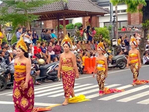 Sering Dikira Parade Biasa, Ini Makna Tradisi Mepeed Bali yang Cuma Ada di Sukawati