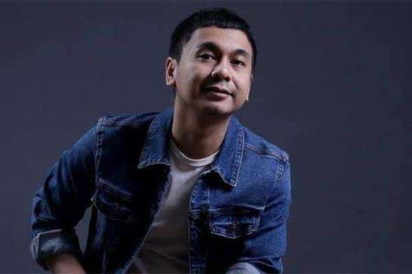 Intip Sumber Kekayaan Raditya Dika: YouTuber Sukses Sekaligus Penulis, Komika dan Sutradara Intip Sumber Kekayaan Raditya Dika: YouTuber Sukses Sekaligus Penulis, Komika dan Sutradara