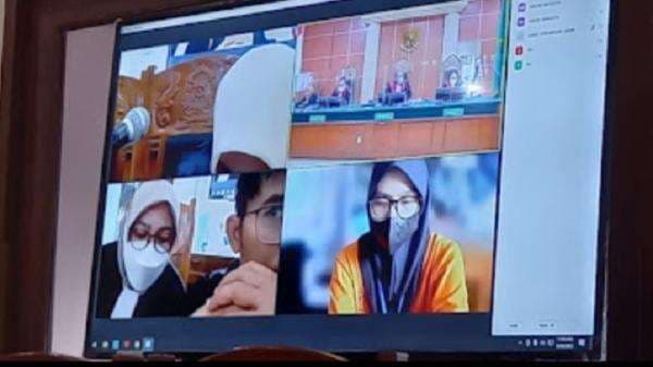 Divonis 6 Tahun Penjara Kasus Pernikahan Sesama Jenis, Erayani Menangis Divonis 6 Tahun Penjara Kasus Pernikahan Sesama Jenis, Erayani Menangis