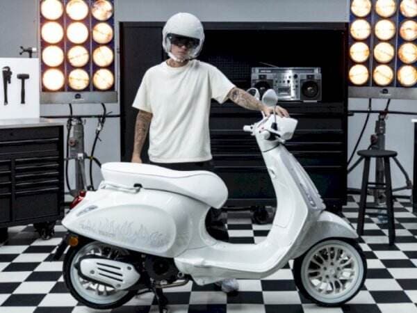 Vespa Rancangan Justin Bieber dengan Ilustrasi Kobaran Api Resmi Meluncur, Harganya?