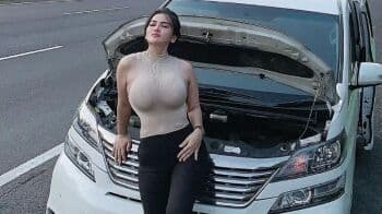 5 Potret Tante Diana Dee Ngoprek Mobil Mogok, Otak Netizen Traveling!