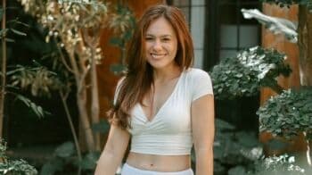 Main Air di Kolam, Gaya Seksi Wulan Guritno Bikin Netizen Gerah Main Air di Kolam, Gaya Seksi Wulan Guritno Bikin Netizen Gerah