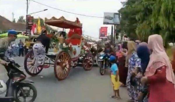Heboh Kereta Kencana Bupati Pekalongan Tabrak Mobil dan Kerumunan Warga Heboh Kereta Kencana Bupati Pekalongan Tabrak Mobil dan Kerumunan Warga