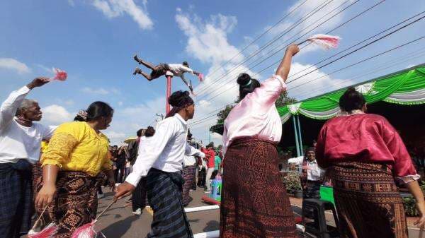 Tarian Tua Reta Lou Flores NTT Pukau Penonton Karnaval Riau Silip Bangka