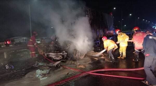 Mobil Porsche Tabrak Truk di Tol Jagorawi hingga Terbakar, 1 Orang Meninggal Dunia