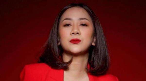 Tante Ernie Pose Menggoda Pakai Blazer Merah dengan Belahan Lebar