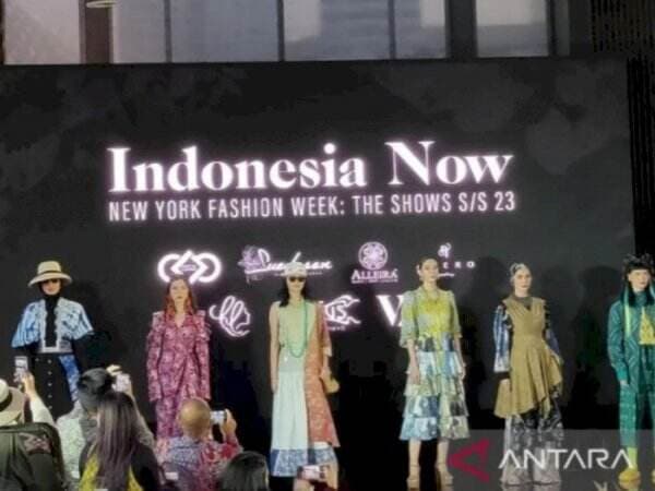 Hore! Vivi Zubedi dan 5 Desainer Ini Siap Unjuk Gigi di New York Fashion Week 2023