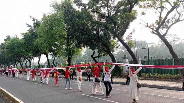 Bendera Merah Putih Sepanjang 1.700 Meter Lintasi Monas, Ini Penampakannya dari Dekat