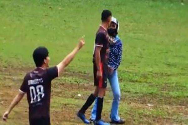 Viral! Pemain Sepak Bola Tarkam Dijemput Pacar di Tengah Lapangan Viral! Pemain Sepak Bola Tarkam Dijemput Pacar di Tengah Lapangan