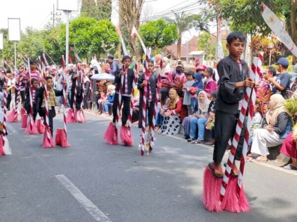 Keren! Ratusan Gen Z di Kota Ini Jago Main Egrang, Berjalan Pakai Bambu Ratusan Meter!