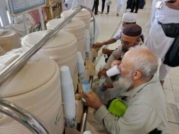 Bacaan Doa saat Minum Air Zam Zam Beserta Keutamaannya yang Luar Biasa Besar! Bacaan Doa saat Minum Air Zam Zam Beserta Keutamaannya yang Luar Biasa Besar!