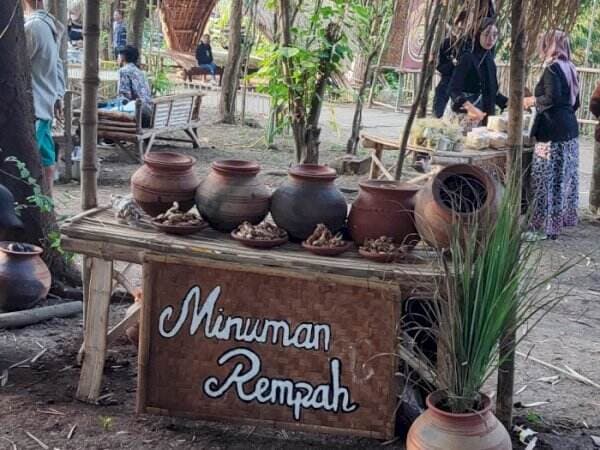 Ada Pasar di Tengah Kebun Bambu, “Muncul” Sebulan Sekali Bayarnya Pakai Benda Ini