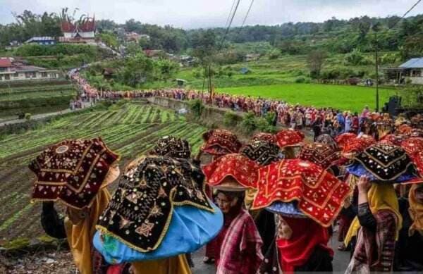 Melihat Pawai Songket Pandai Sikek yang Aduhai