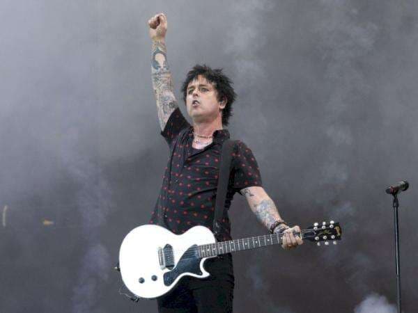 Makna Lagu 'Wake Me Up When September Ends', Inspirasinya dari Pemakaman Ayah Sang Vokalis Makna Lagu 'Wake Me Up When September Ends', Inspirasinya dari Pemakaman Ayah Sang Vokalis