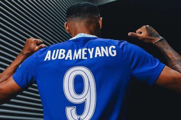 Resmi Berseragam Chelsea, Aubameyang Berani Pakai `Nomor Kutukan` Resmi Berseragam Chelsea, Aubameyang Berani Pakai `Nomor Kutukan`
