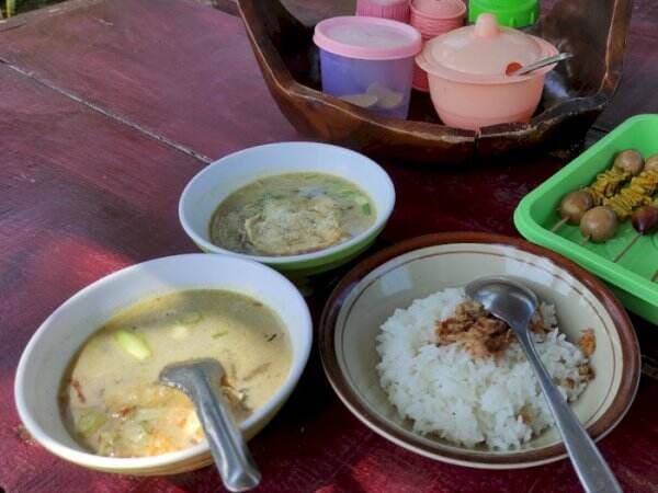 Soto Betawi Paling Murah! Harganya Cuma Rp5 Ribu Seporsi, Pemiliknya Gak Rugi?