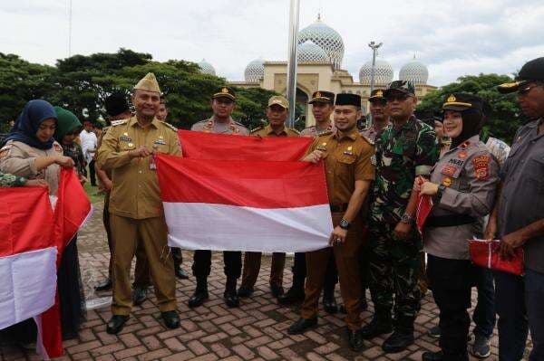 PJ Wakikota Lhokseumawe Terima penghargaan Gerakan 10 juta Bendera Merah Putih