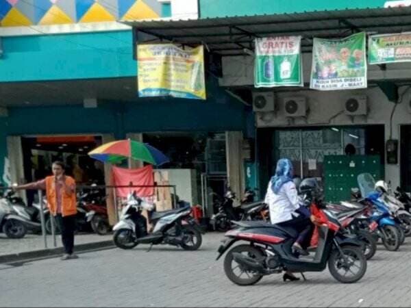 Tukang Parkir: 2 Ribu Gak Bikin Lo Miskin, Netizen: Iya Gak Miskin tapi Bikin Emosi