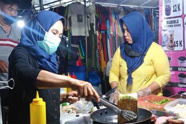 Menikmati Lumpia Isi Daging Burger, Rasanya Unik dan Murah