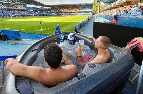 Viral Penonton Nikmati Pertandingan Liga Prancis Gunakan Jacuzzi di Stadion Viral Penonton Nikmati Pertandingan Liga Prancis Gunakan Jacuzzi di Stadion
