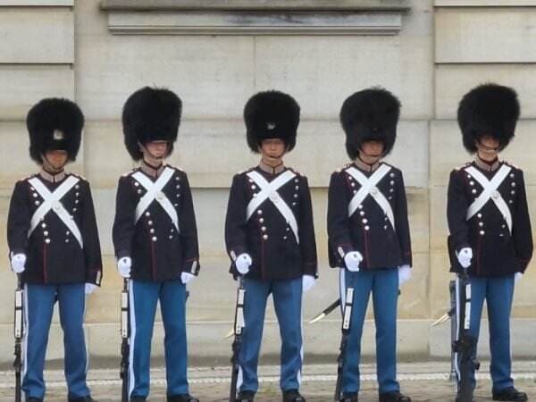 Gagahnya Pengawal Istana Amalienborg Denmark, Dilarang Bicara Tapi Boleh Senyum Tipis