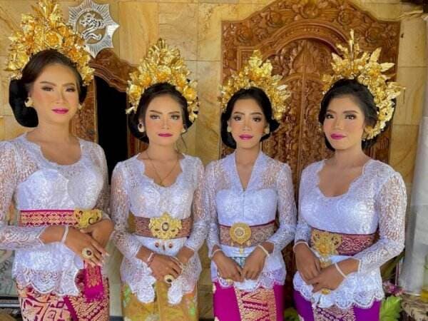 3 Nama Pakaian Adat Bali untuk Pria dan Wanita serta Keunikannya 3 Nama Pakaian Adat Bali untuk Pria dan Wanita serta Keunikannya