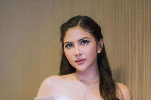 Jessica Mila Seksi dengan Strapless Dress Silver, Aura Calon Pengantin Terpancar! Jessica Mila Seksi dengan Strapless Dress Silver, Aura Calon Pengantin Terpancar!