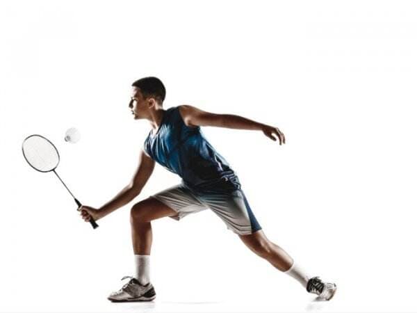 5 Teknik dan Cara Memegang Raket yang Benar, Mudah Dilakukan di Rumah Lho! 5 Teknik dan Cara Memegang Raket yang Benar, Mudah Dilakukan di Rumah Lho!