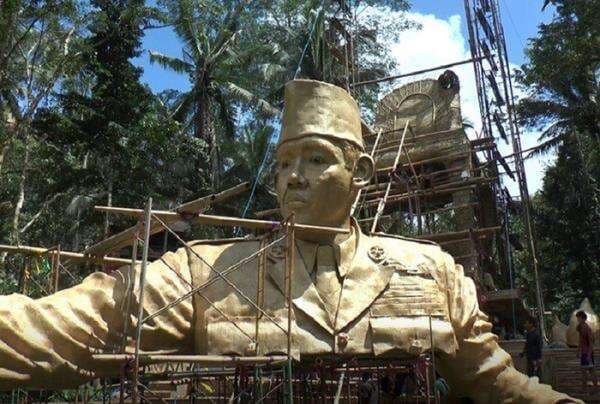 Keren! Seniman Ubud Membuat Patung Soekarno Setinggi 15 Meter dari Anyaman Bambu