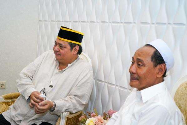 Pengasuh Pesantren Zainul Hasan Genggong: Golkar Keluarga Besar Kami Pengasuh Pesantren Zainul Hasan Genggong: Golkar Keluarga Besar Kami