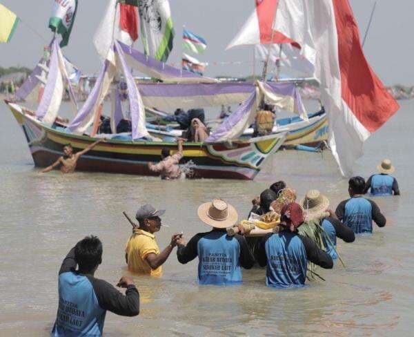 Nelayan Kabupaten Tuban Menggelar Wisata Petik Laut Sebagai Wujud Rasa Syukur