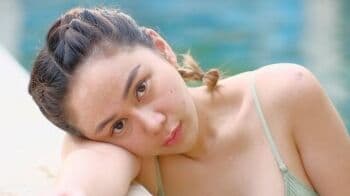 5 Potret Seksi Denise Chariesta Pakai Bikini, Netizen: Ente Kadang Bikin Pikiran Traveling