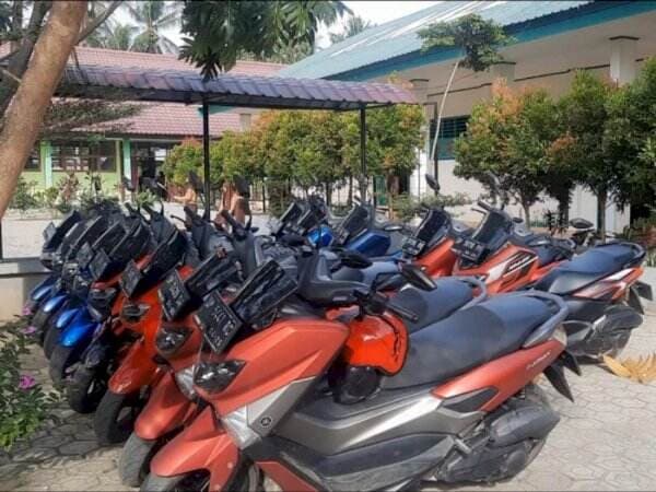 Parkiran SMA Ini Viral, Motor Diparkir Sesuai Merek dan Warna: yang Beda Minggir! Parkiran SMA Ini Viral, Motor Diparkir Sesuai Merek dan Warna: yang Beda Minggir!