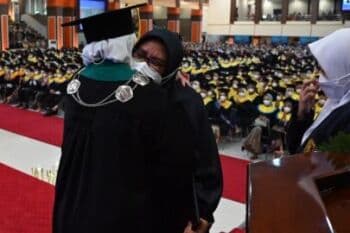 Kisah Haru Ibu Wakili Ambil Ijazah Anaknya yang Wisuda dari Universitas Brawijaya