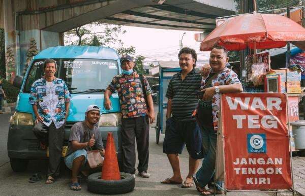 Unik, Brand Fashion Lokal ini Pakai Lukisan di Belakang Truk Jadi Motif Pakaian Unik, Brand Fashion Lokal ini Pakai Lukisan di Belakang Truk Jadi Motif Pakaian
