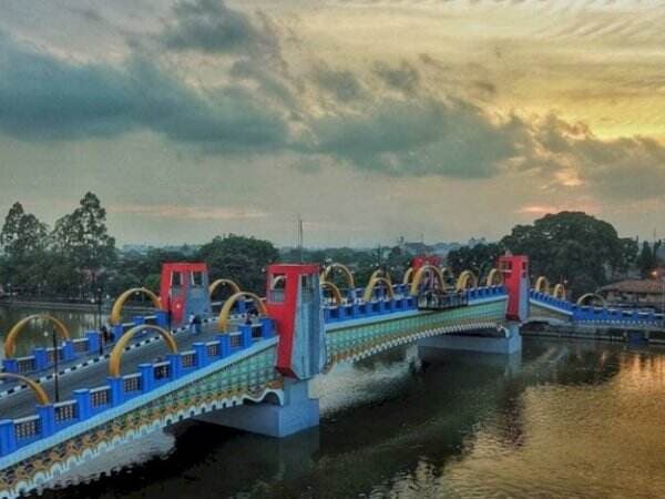 Cantiknya Jembatan Berendeng, Terbuat dari Kaca Kerap Dijadikan Wisata Dadakan Warga